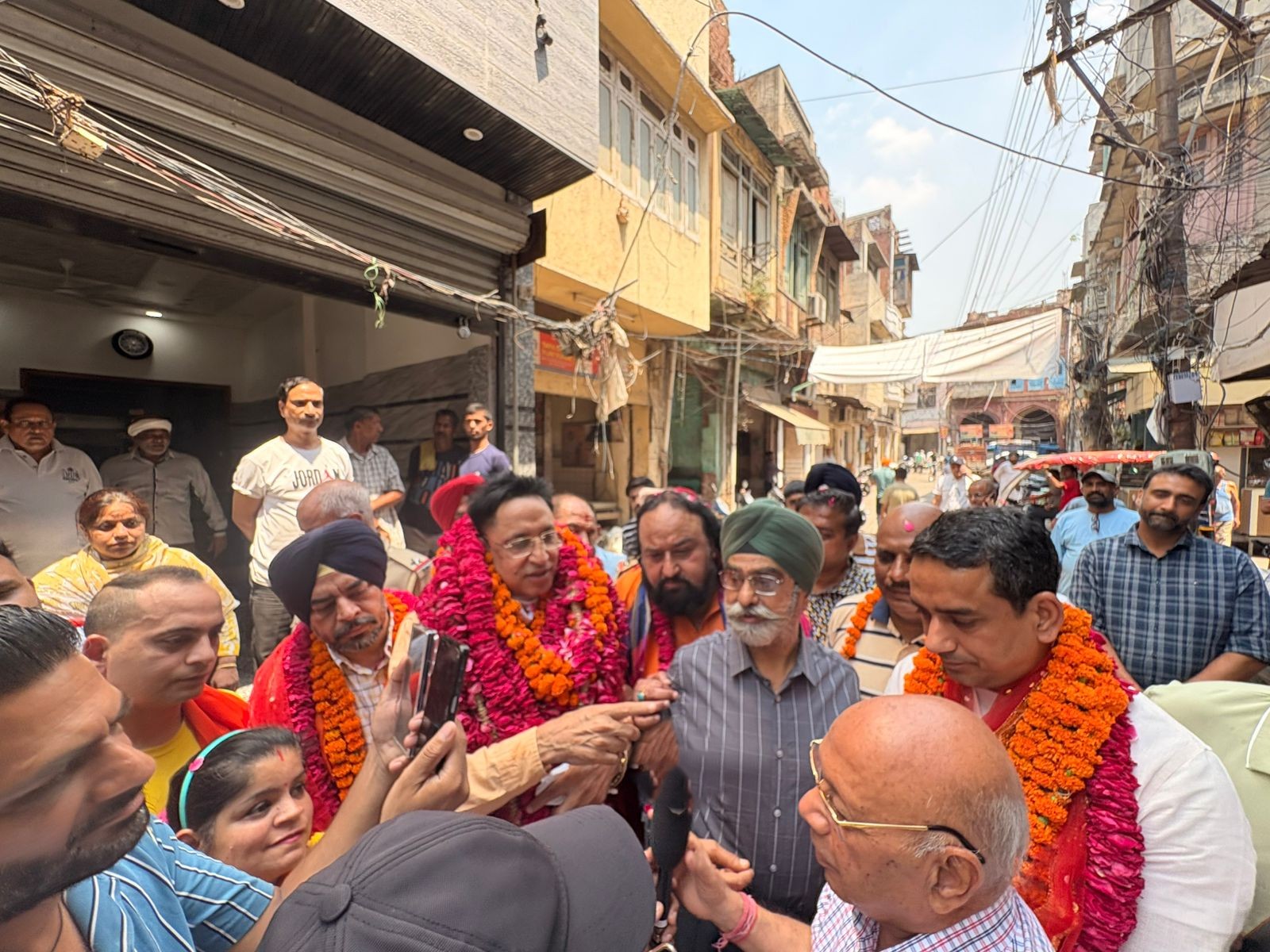 Amritsar: विधायक डॉ अजय गुप्ता ने मजीठ मंडी, दाल मंडी की सड़के बनवाने के विकास कार्य का किया उद्घाटन