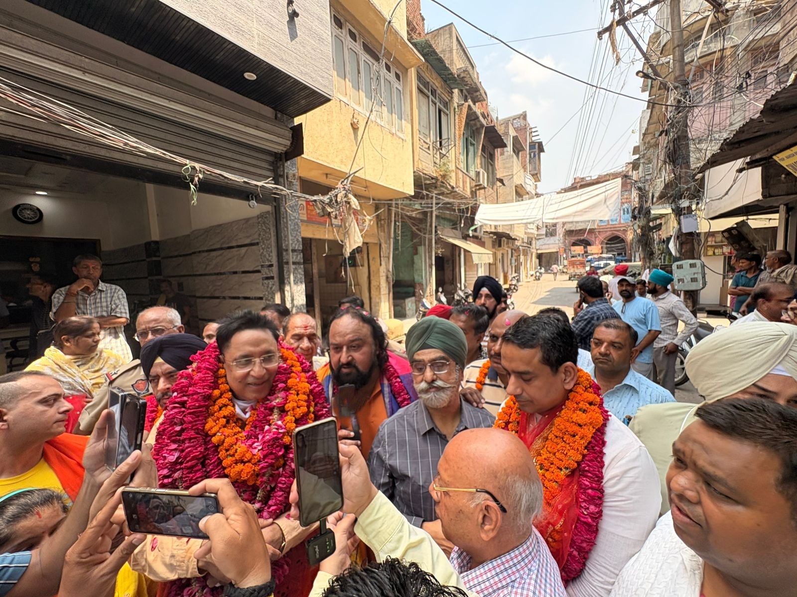 Amritsar: विधायक डॉ अजय गुप्ता ने मजीठ मंडी, दाल मंडी की सड़के बनवाने के विकास कार्य का किया उद्घाटन