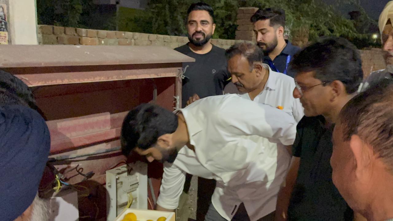 Bathinda: मेयर मेहता द्वारा ग्रीन सिटी रोड पर नई स्ट्रीट लाइटों का शुभारंभ