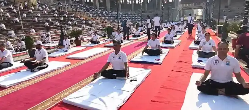 Amritsar: बीएसएफ ने अटारी बॉर्डर पर योग दिवस मनाकर देशवासियों को स्वास्थ्य का संदेश दिया