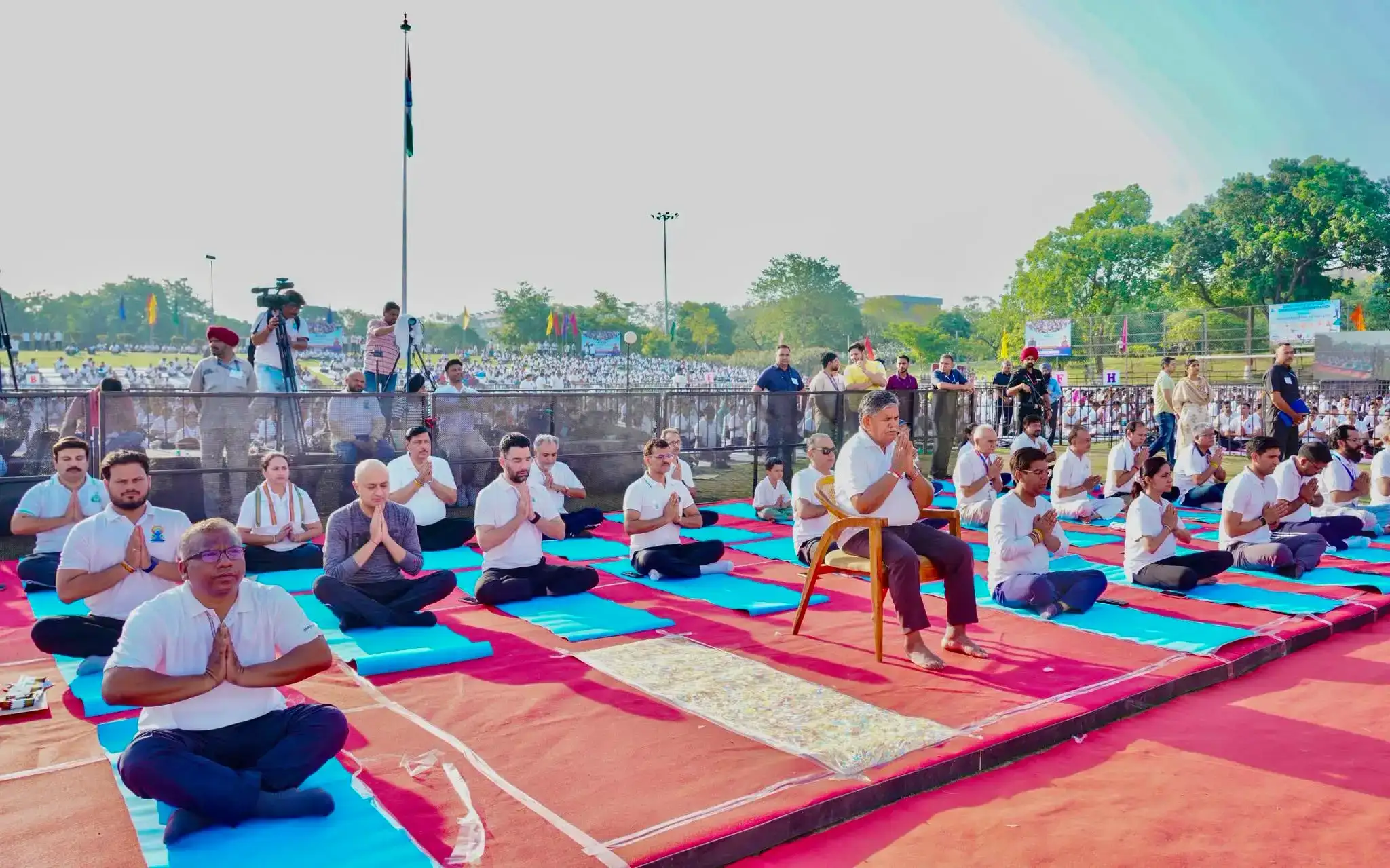 Chandigarh: पंजाब के राज्यपाल कटारिया का संदेश, योग समाज को नशे से दूर रखने का प्रभावी माध्यम