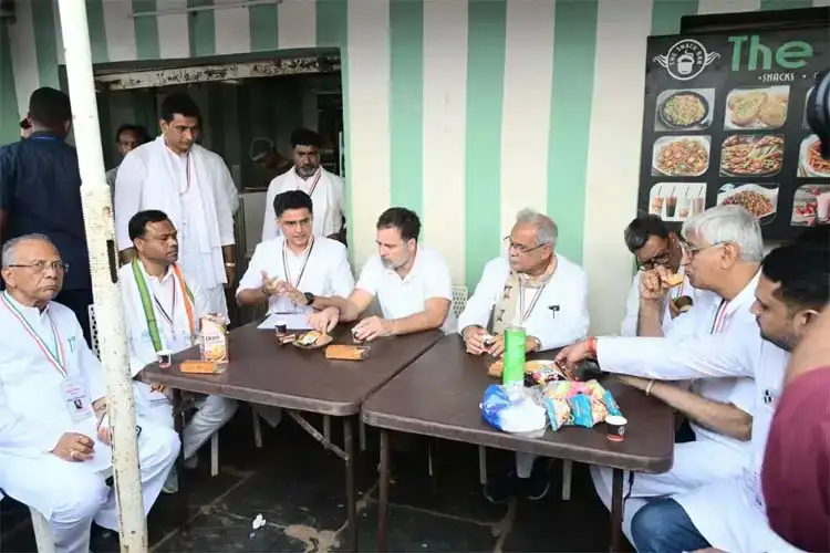Raipur: मैगी पॉइंट पर राहुल गांधी की अचानक एंट्री, आम लोगों संग बिताए पल