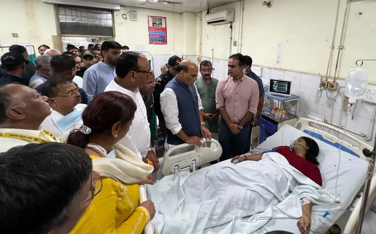 Lucknow: लखनऊ हादसे पर राजनाथ सिंह का दौरा, मौके का निरीक्षण और घायलों से मुलाकात