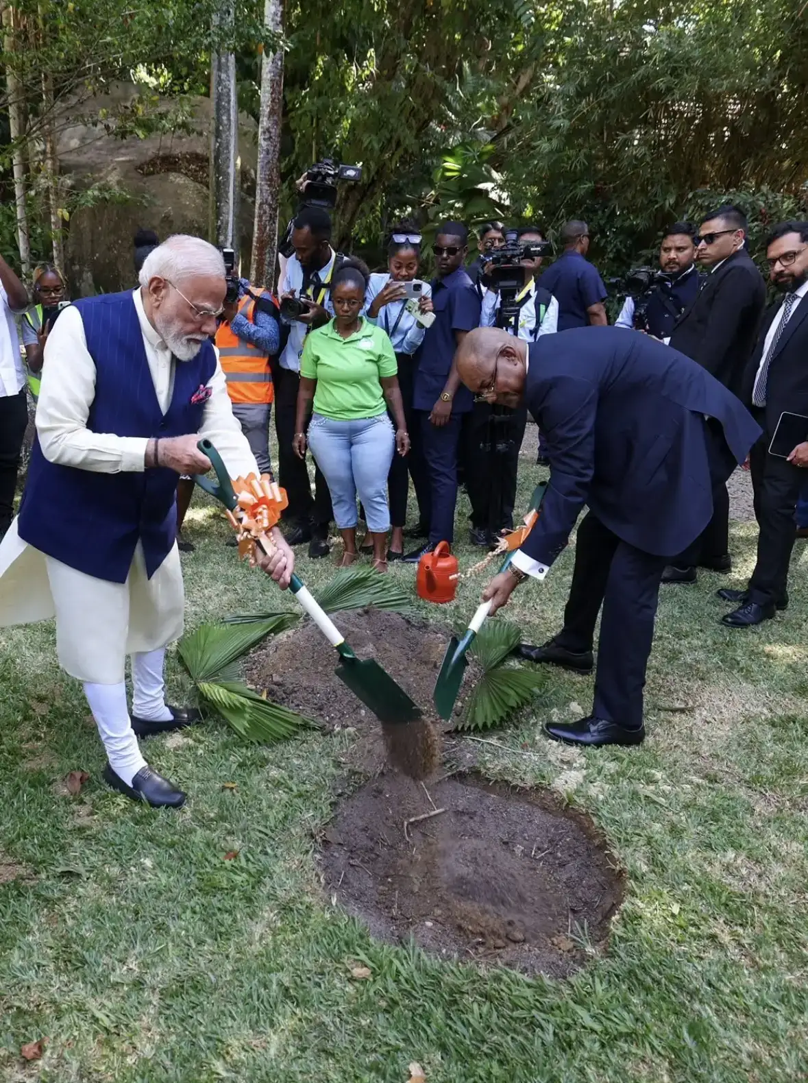 Victoria: सेशेल्स पहुंचे प्रधानमंत्री मोदी, राष्ट्रीय वनस्पति उद्यान में राष्ट्रपति हर्मिनी के साथ किया पौधरोपण