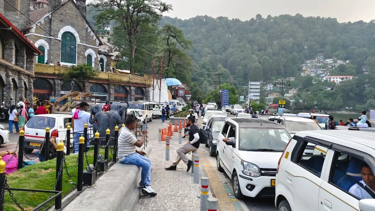 Nainital: नैनीताल में वीकेंड पर रिकॉर्ड भीड़, पार्किंग व होटल संकट से सैलानी परेशान