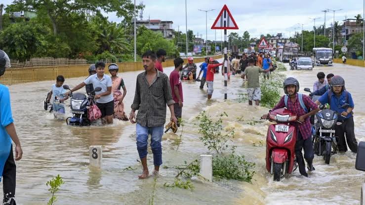 Guwahati: ब्रह्मपुत्र समेत कई नदियां उफान पर, असम में बाढ़ से हालात बेहद गंभीर