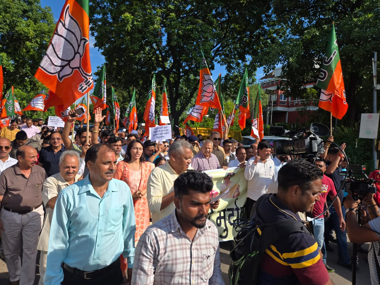Chandigarh: कांग्रेस के प्रदर्शन के जवाब में सड़कों पर उतरी भाजपा, राहुल गांधी के खिलाफ लगाए नारे