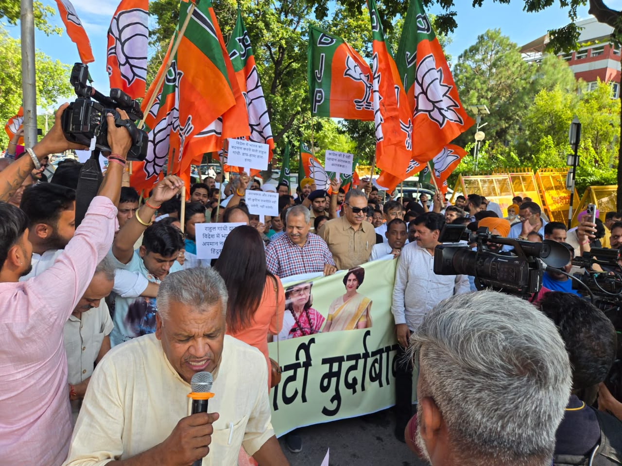 Chandigarh: कांग्रेस के प्रदर्शन के जवाब में सड़कों पर उतरी भाजपा, राहुल गांधी के खिलाफ लगाए नारे