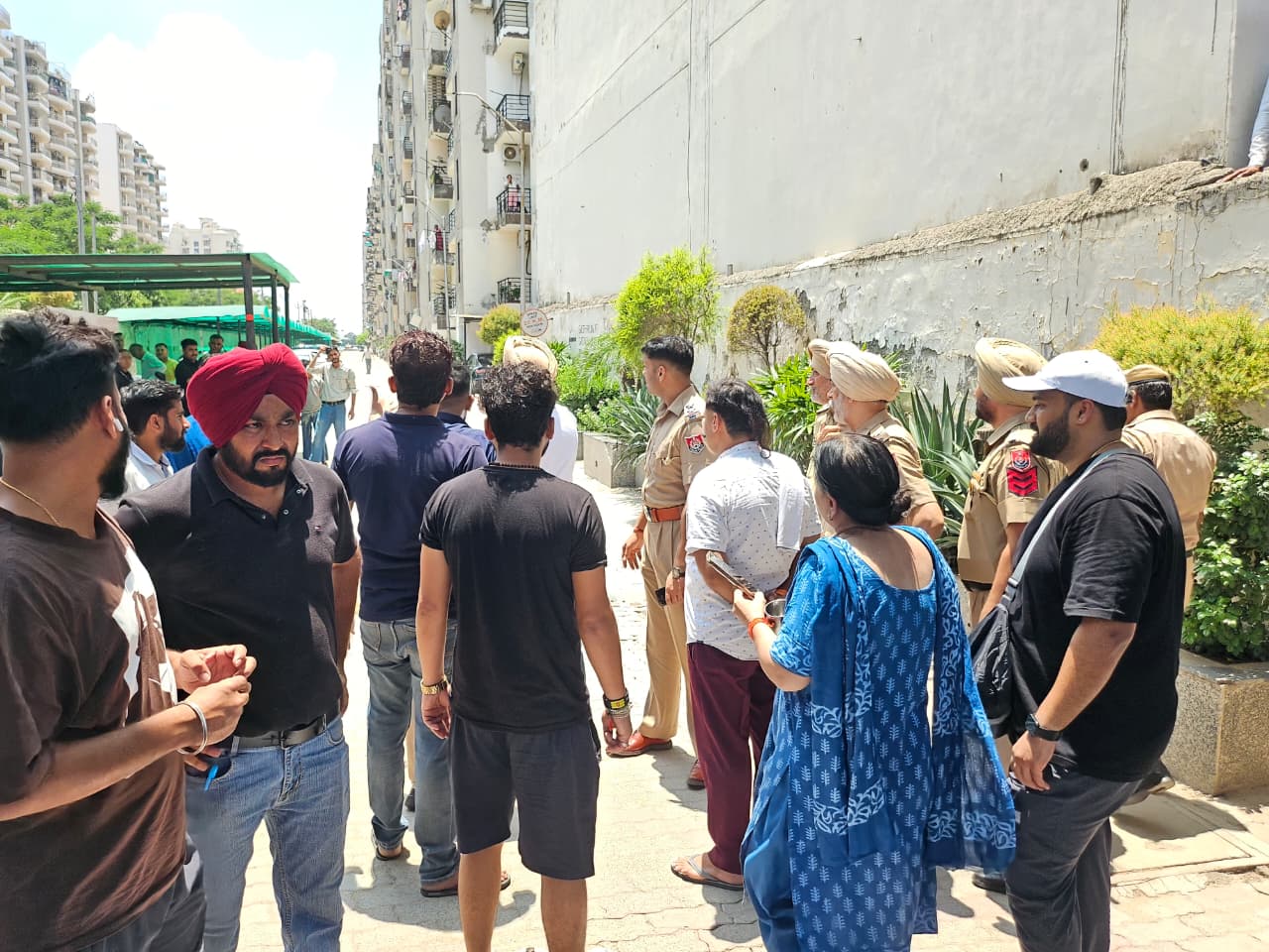 Zirakpur: जीरकपुर की मायागार्डन सिटी में तलवारें चलीं, फ्लैट विवाद को लेकर पूर्व किरायेदारों पर गंभीर आरोप