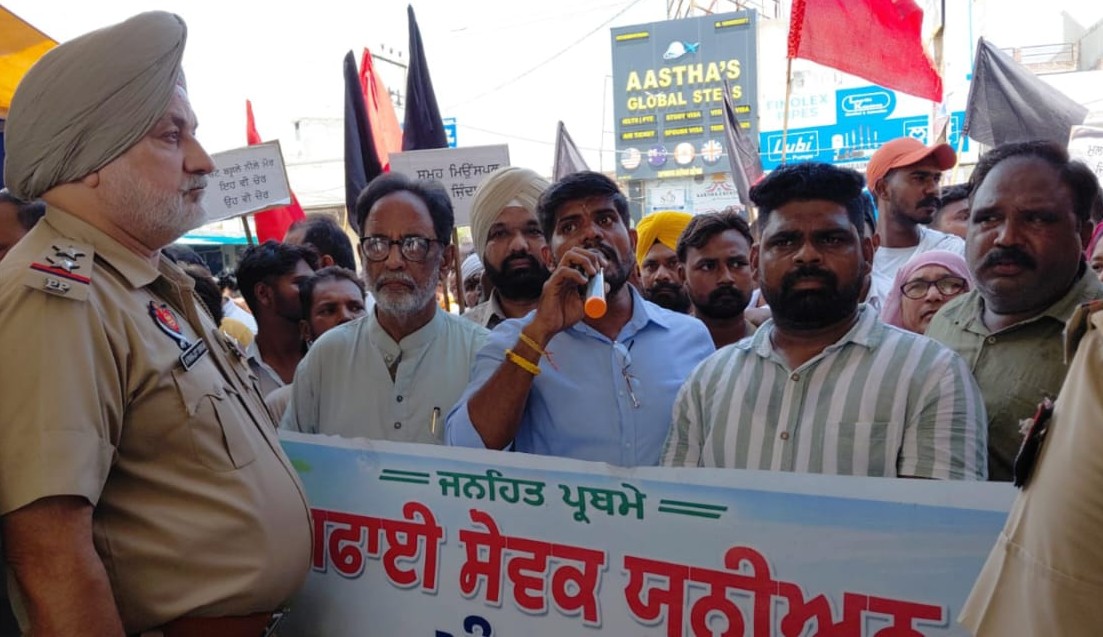 Jagraon: तीज समारोह बना विरोध का अखाड़ा, जगरांव में सफाई सेवकों ने घेरा विधायक का कार्यक्रम