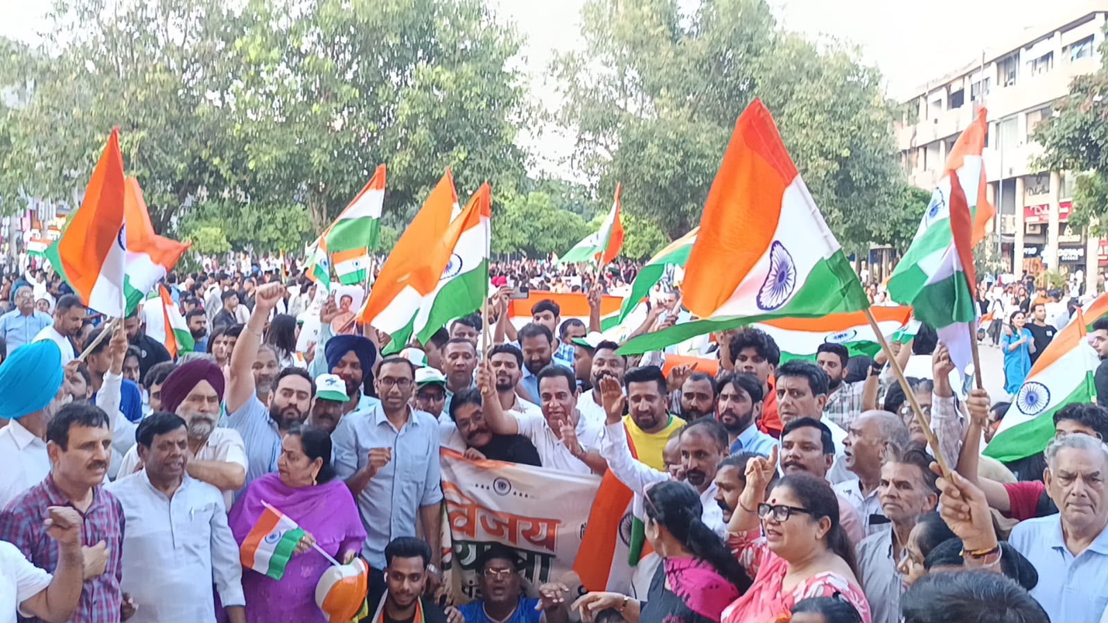 Chandigarh: छात्र आंदोलन की जीत का दावा कर कांग्रेस ने निकाला विजय मार्च, मोदी सरकार पर बोला हमला