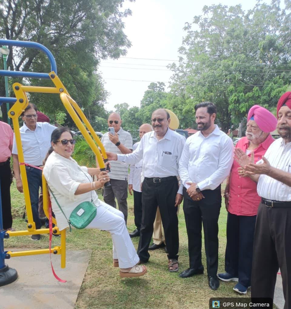 Chandigarh: चंडीगढ़ के सेक्टर-36 में फिटनेस और हरियाली को मिला बढ़ावा, ओपन जिम के साथ चला पौधारोपण अभियान