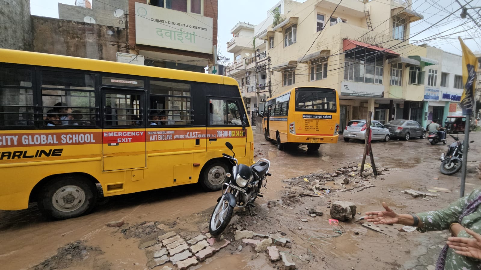 Zirakpur: कीचड़, गड्ढे और सीवरेज के पानी से त्रस्त वधावा नगर, लोगों ने सीढ़ी लगाकर जताया अनोखा विरोध