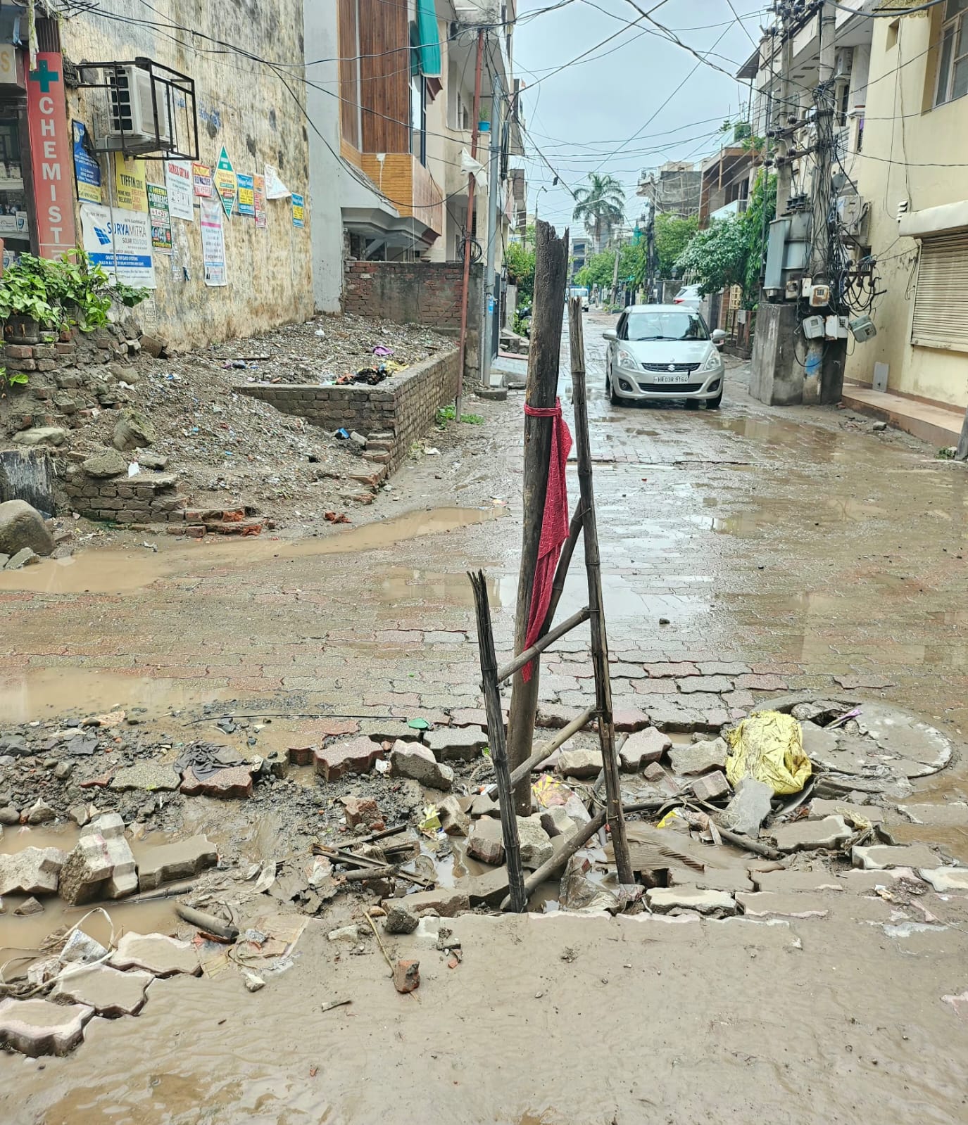 Zirakpur: कीचड़, गड्ढे और सीवरेज के पानी से त्रस्त वधावा नगर, लोगों ने सीढ़ी लगाकर जताया अनोखा विरोध