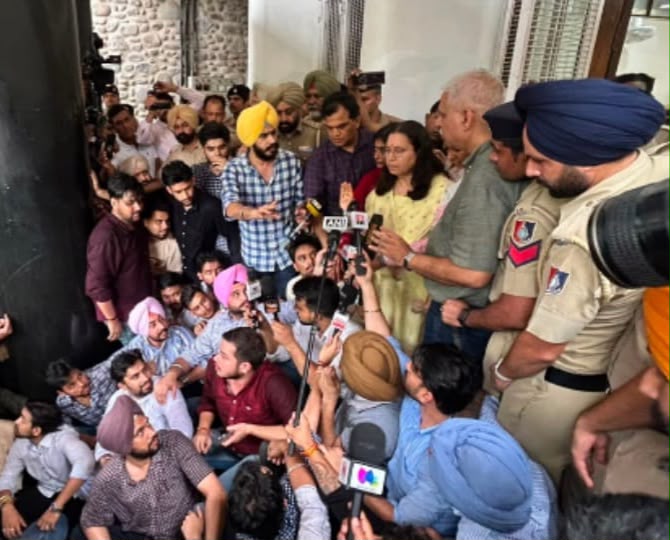 Chandigarh: करंट हादसे में शोधार्थी की मौत से पंजाब यूनिवर्सिटी में आक्रोश, छात्रों ने उठाए सुरक्षा व्यवस्था पर गंभीर सवाल