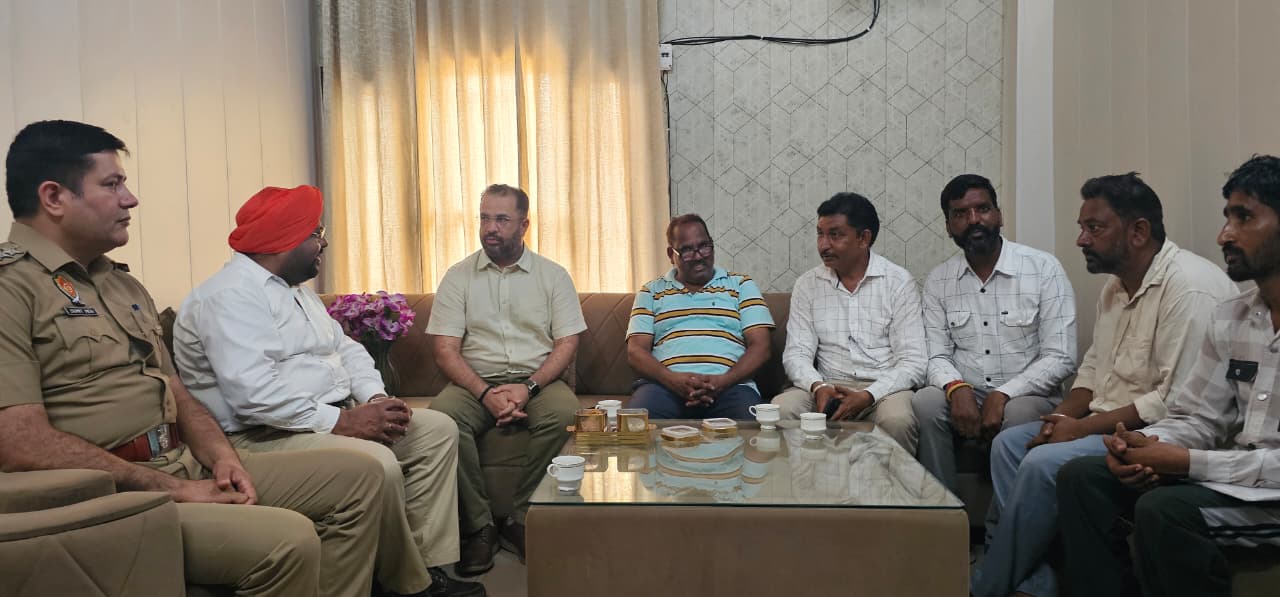 Derabassi: डेराबस्सी में सफाई कर्मियों के आंदोलन से बिगड़ी सफाई व्यवस्था, एसपी विक्रम बराड़ ने यूनियन से की वार्ता