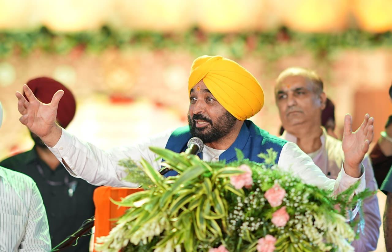 Mohali: ‘एक शाम भगवान शिव दे नाम’ में उमड़ा आस्था का सैलाब, भगवंत मान बोले- पंजाब की एकता और भाईचारा हमारी सबसे बड़ी ताकत