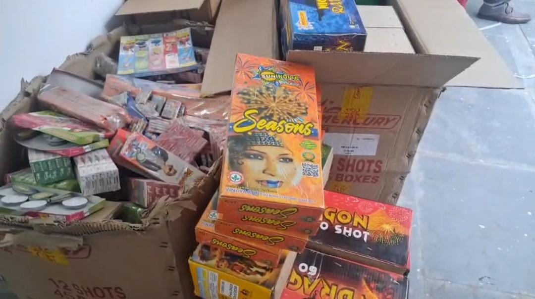 Derabassi: रिहायशी इलाके में चल रहा था पटाखों का अवैध कारोबार, लालड़ू पुलिस की कार्रवाई में दो गिरफ्तार, एक फरार