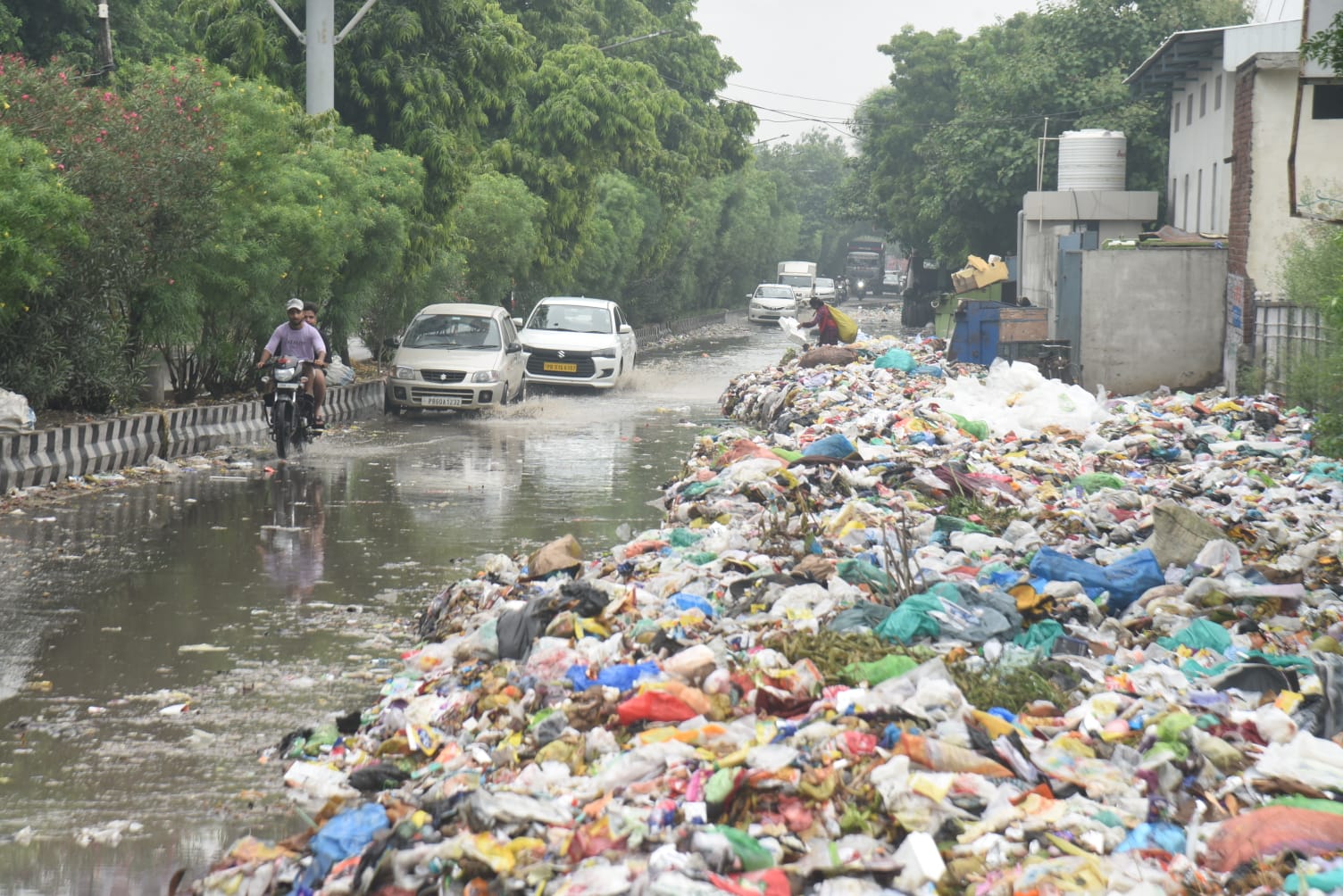 Ludhiana: कूड़े से पटीं सड़कें, जाम से जूझा शहर; सफाई संकट गहराने के आसार
