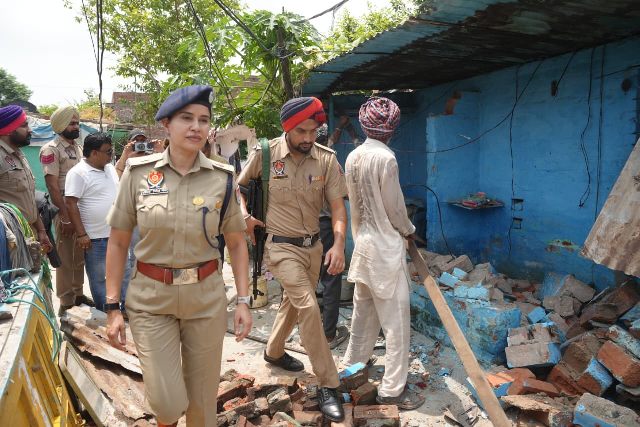 Mohali: 'युद्ध नशों के विरुद्ध' अभियान तेज: मोहाली में तस्कर का अवैध ठिकाना ढहा, पुलिस का कड़ा संदेश