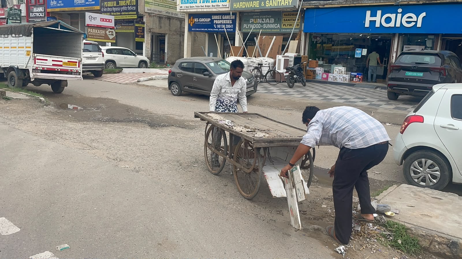 Zirakpur: पटियाला रोड पर अतिक्रमण के खिलाफ नगर परिषद का एक्शन, अवैध रेहड़ी-फड़ियां जब्त