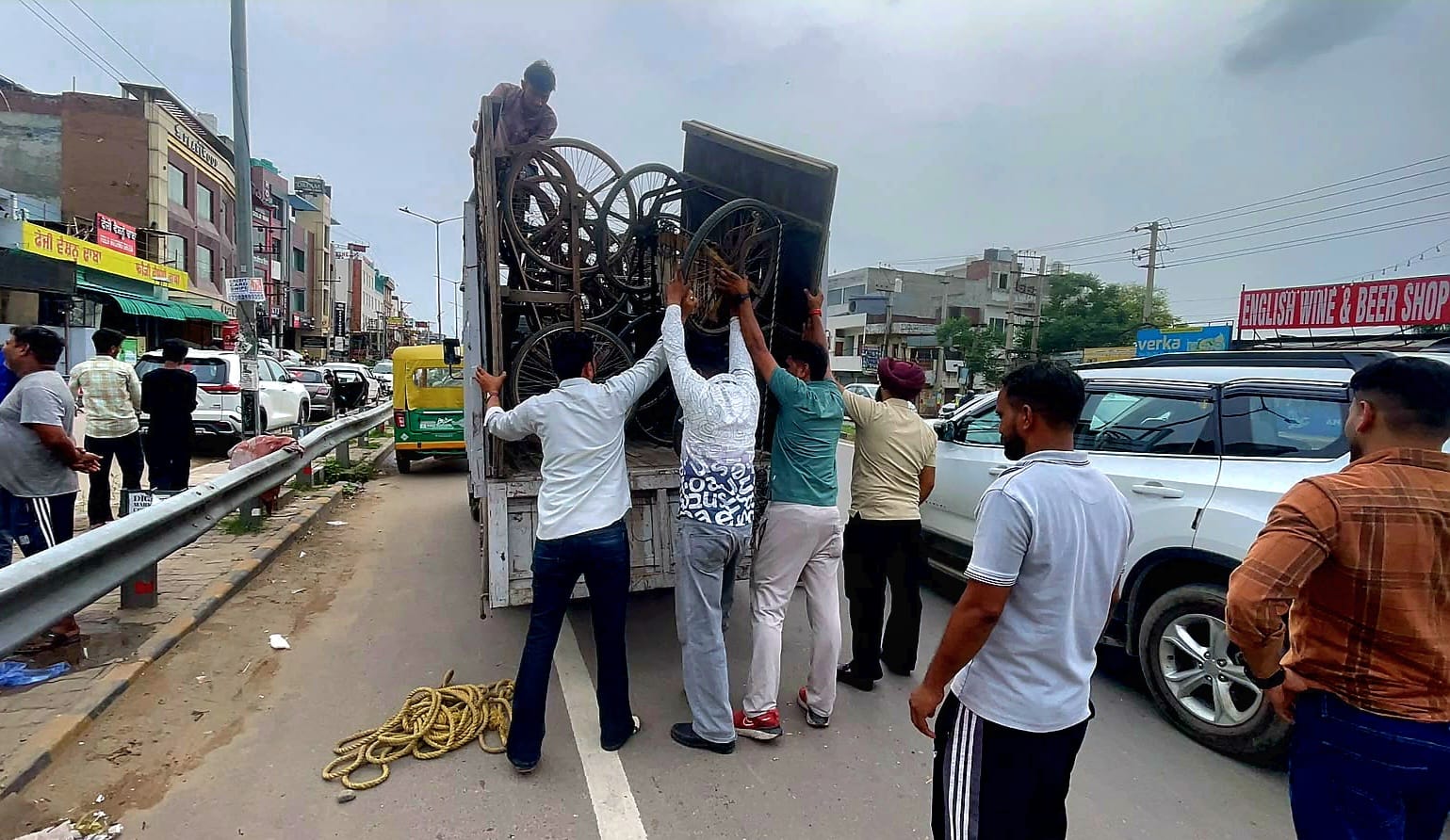 Zirakpur: पटियाला रोड पर अतिक्रमण के खिलाफ नगर परिषद का एक्शन, अवैध रेहड़ी-फड़ियां जब्त