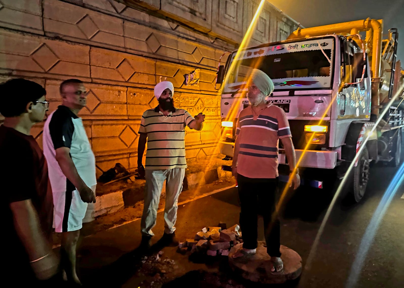 Zirakpur: वधावा नगर में जलभराव रोकने की तैयारी, सीवरेज चैंबरों की सफाई में जुटी नगर परिषद की टीम