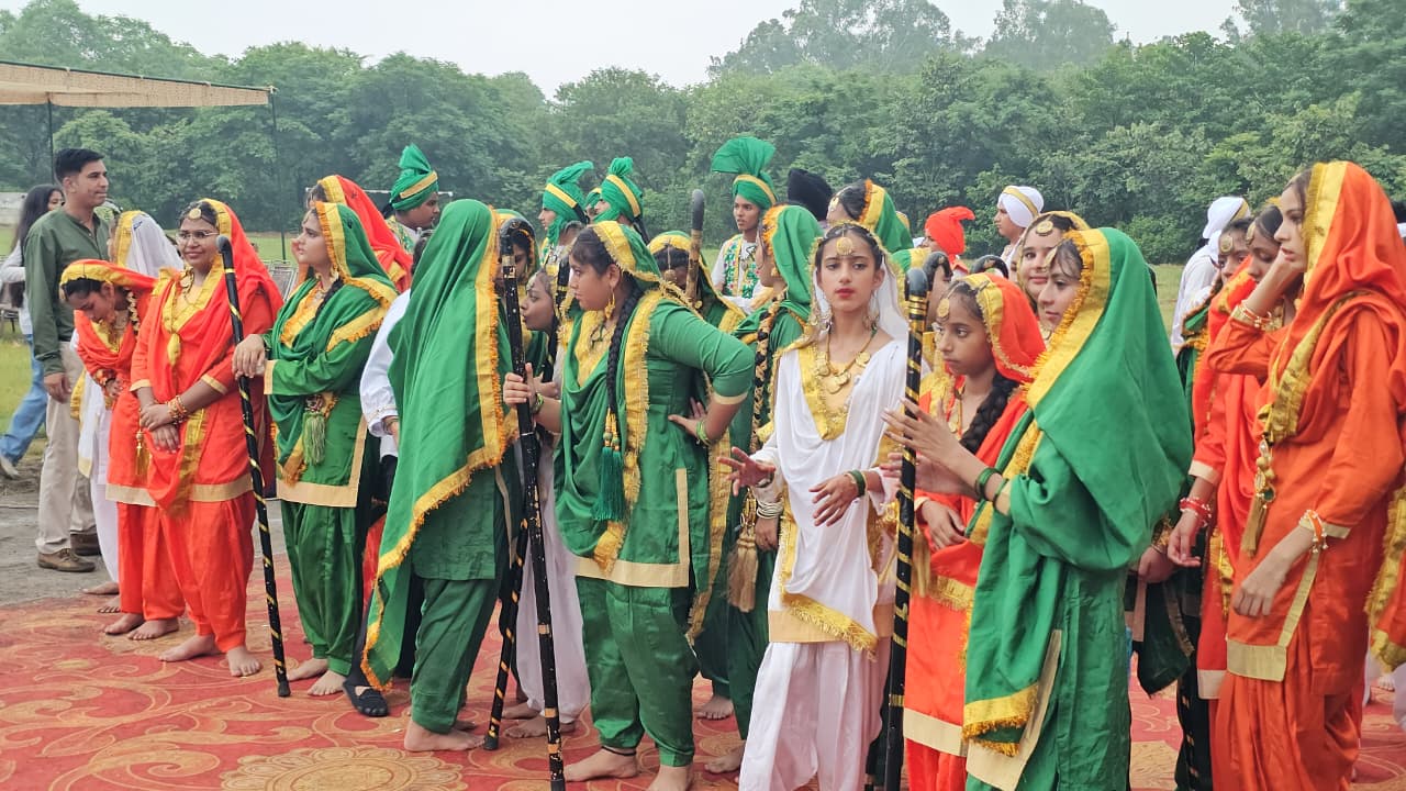 Dera Bassi: शहीद परिवारों को सम्मान, बच्चों की रंगारंग प्रस्तुतियों ने मोहा मन; विधायक रंधावा ने क्षेत्रवासियों को दी स्वतंत्रता दिवस की शुभकामनाएं
