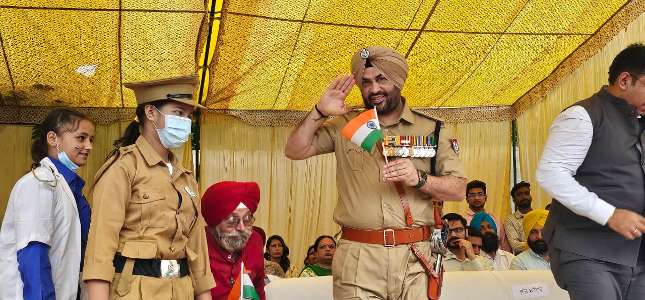 Dera Bassi: शहीद परिवारों को सम्मान, बच्चों की रंगारंग प्रस्तुतियों ने मोहा मन; विधायक रंधावा ने क्षेत्रवासियों को दी स्वतंत्रता दिवस की शुभकामनाएं