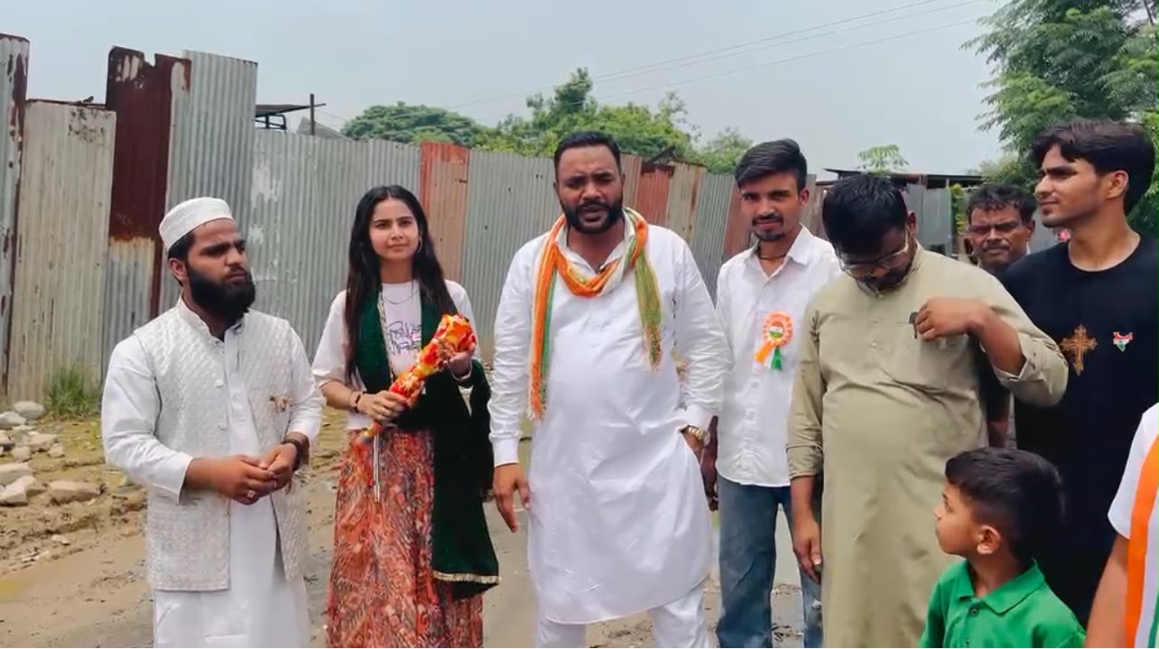 Chandigarh: धनास में विकास के दावों पर उठे सवाल, कच्ची कॉलोनी की बदहाल सड़कें बनीं लोगों के लिए मुसीबत