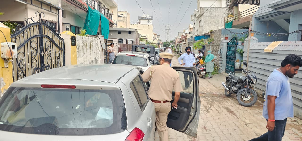 Derabassi: हथियारों से लैस चार नकाबपोशों का आतंक, कार में तोड़फोड़ कर घर में घुसे; परिवार ने कमरे में छिपकर बचाई जान