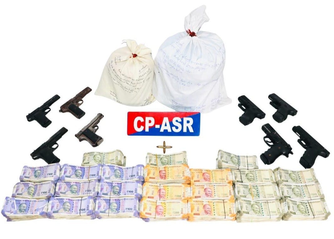 Amritsar: अमृतसर पुलिस का बड़ा एक्शन, दो सगे भाइयों समेत 9 गिरफ्तार; 8.53 किलो हेरोइन और 8 पिस्तौल बरामद