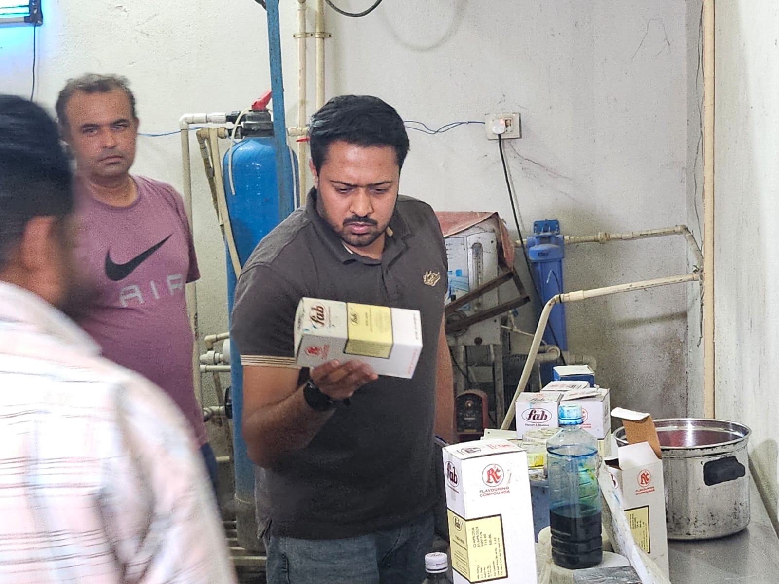 Zirakpur: फैक्ट्री पर पुलिस की दस्तक: जीरकपुर में फ्रूट बीयर यूनिट की जांच, फूड सेफ्टी मानकों पर उठे सवाल