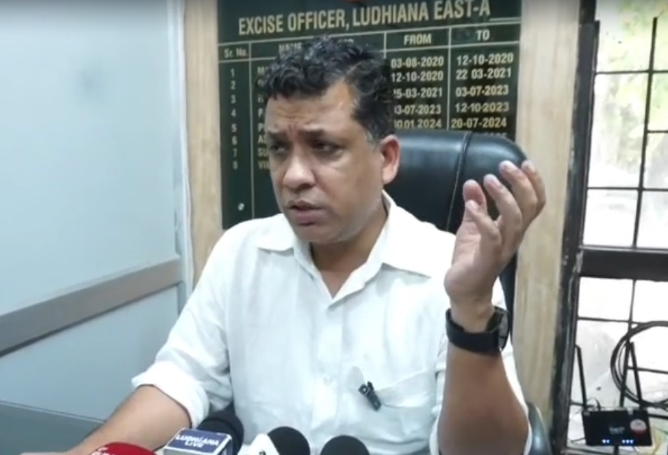 Ludhiana: लुधियाना में एक्साइज विभाग के एडिशनल कमिश्नर से ऑफिस में मारपीट, कॉलर पकड़ा और कमीज फाड़ी; पुलिस जांच में जुटी